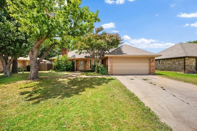 Welcome to 8 Cimarron Dr, a beautiful single-story home nestled - photo 1