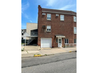 Great opportunity to own this lovely & cozy 3-bedroom house on - photo 3