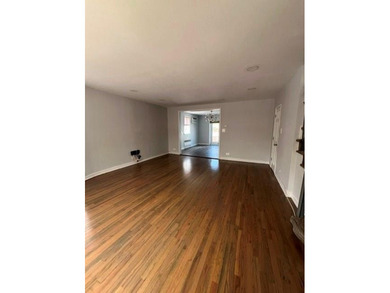 Great opportunity to own this lovely & cozy 3-bedroom house on - photo 4