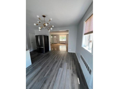 Great opportunity to own this lovely & cozy 3-bedroom house on - photo 5
