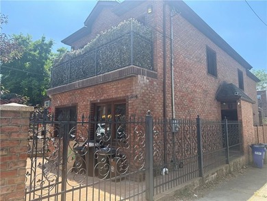 Welcome to this exceptional custom-built fully detached brick - photo 1