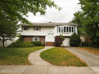 Charming detached home in the heart of Richmond Town, offering - photo 1