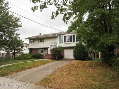 Charming detached home in the heart of Richmond Town, offering - photo 2