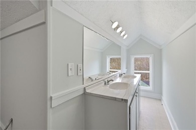 The guest house is what stops people. Fully separate from the - photo 43