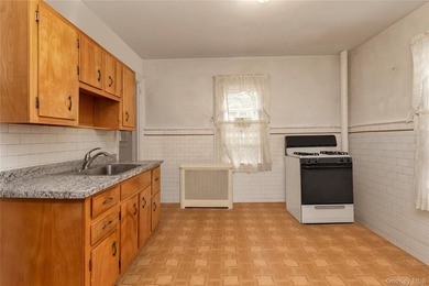 Detached single-family 3-bedroom, 1.5-bath Colonial in the - photo 4