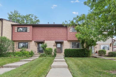 Lake Townhome/Townhouse For Sale in Wheeling, Illinois