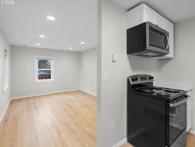 Welcome to Camas View! This safe and private cottage community - photo 4