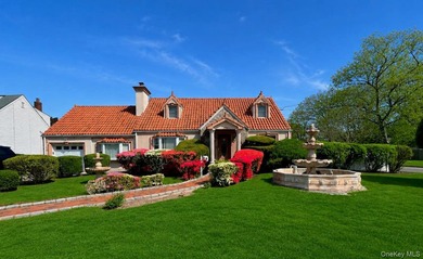 Welcome Home to your Move In Ready Expanded Cape in Massapequa - photo 1