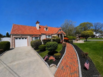 Welcome Home to your Move In Ready Expanded Cape in Massapequa - photo 2