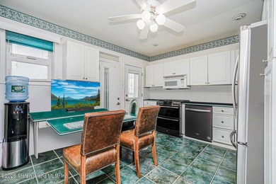Quiet block, brick home, brand new roof, and a private driveway - photo 6