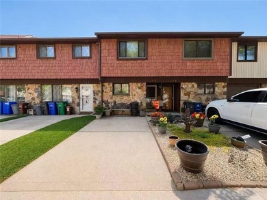 Welcome to this 1,441 SF townhouse located in Staten Island! - photo 1