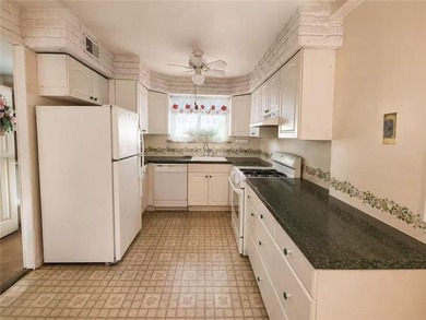 Welcome to this 1,441 SF townhouse located in Staten Island! - photo 3
