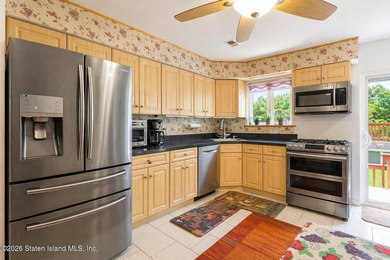Commuters' delight, gorgeous renovated 3 bedrooms, 2-bathroom - photo 8