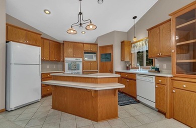 Welcome to 1004 Oak Pond Drive in Sartell-a beautifully - photo 2