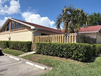 PRICE IMPROVEMENT! Move-in ready 2BR/2BA single-story villa in - photo 2