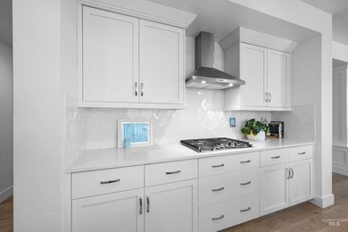 Welcome Home to this Carriage Hill Beauty! As you enter this - photo 11