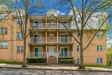 MOVE RIGHT INTO THIS BEAUTIFUL 2-3 BEDROOM SPACIOUS CONDO. OPEN - photo 1