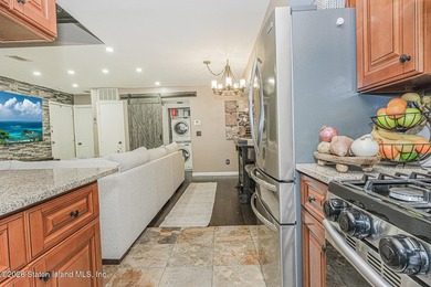 MOVE RIGHT INTO THIS BEAUTIFUL 2-3 BEDROOM SPACIOUS CONDO. OPEN - photo 4