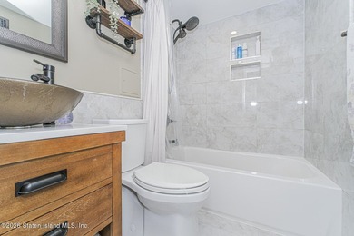MOVE RIGHT INTO THIS BEAUTIFUL 2-3 BEDROOM SPACIOUS CONDO. OPEN - photo 8