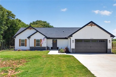 New Construction on OVERSIZED LOT IN CONVENIENT LOCATION! -- - photo 1