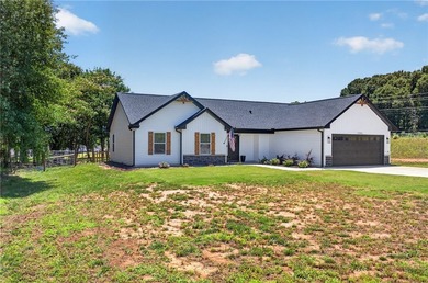 New Construction on OVERSIZED LOT IN CONVENIENT LOCATION! -- - photo 2