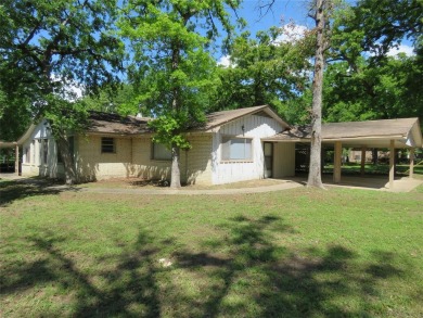 Great redo or flipper opportunity in small subdivision on Cedar - Lake Home For Sale in Gun Barrel City, Texas
