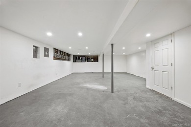 Fully Renovated Mixed-Use Property for Sale This turnkey, fully - photo 32