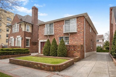 Rare 40*100 lot with private driveway and a huge 27*55 house - photo 1
