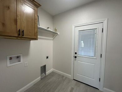 Another stunning creation by Deluxe Custom Homes! This 4-bedroom - photo 16