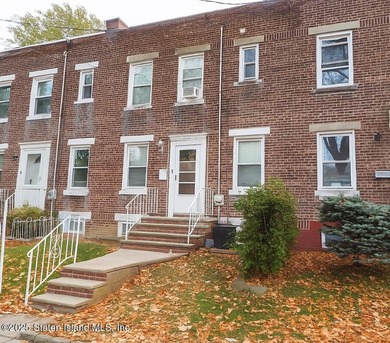 Welcome to this charming and meticulously maintained townhouse - photo 1