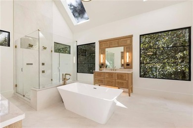 Modern Luxury meets sophisticated elegance in this stunning - photo 33