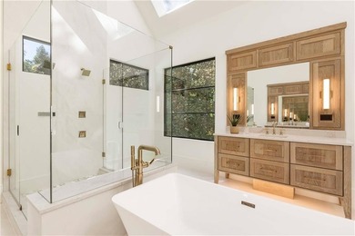 Modern Luxury meets sophisticated elegance in this stunning - photo 34