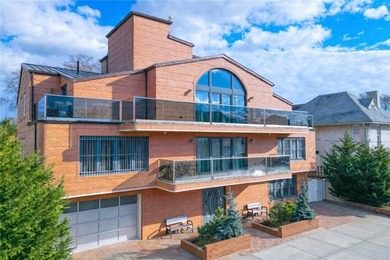 Luxury AND elegance Two-Family Home with Elevator, Rooftop, and - photo 4
