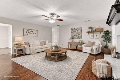 This comfortable home is nestled back in the pine trees on a - photo 4