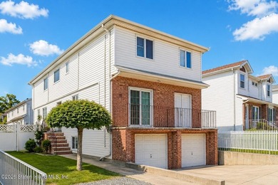 Welcome to this beautifully maintained 3-bedroom semi-attached - photo 1