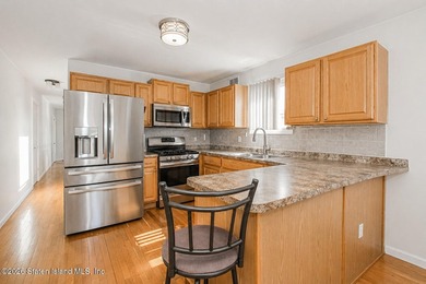 Welcome to this beautifully maintained 3-bedroom semi-attached - photo 8