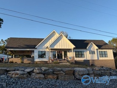 Lake Guntersville Home For Sale in Guntersville Alabama