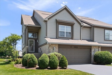 Welcome to this beautifully maintained end-unit townhome - photo 1