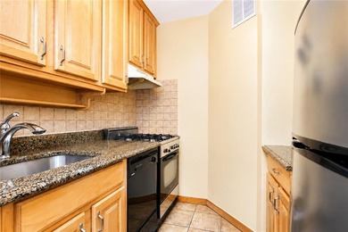 Move right into this beautifully maintained ground-floor - photo 7
