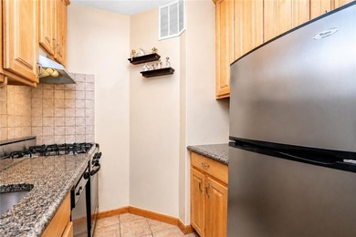 Move right into this beautifully maintained ground-floor - photo 8