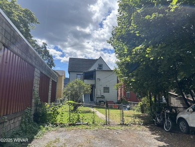This duplex features 1 bedroom, 1 full bathroom downstairs with - photo 4