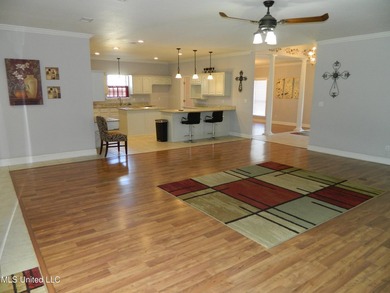 Nice family home, move in ready, master bedroom on lower floor - photo 11