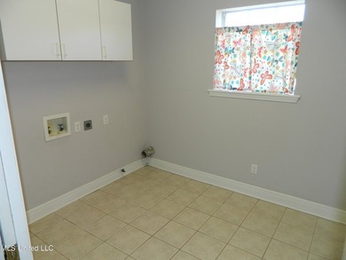 Nice family home, move in ready, master bedroom on lower floor - photo 18