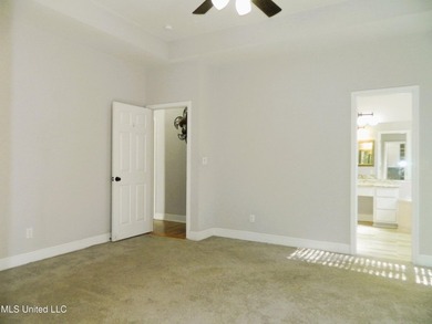 Nice family home, move in ready, master bedroom on lower floor - photo 21