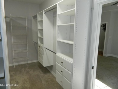 Nice family home, move in ready, master bedroom on lower floor - photo 23