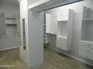 Nice family home, move in ready, master bedroom on lower floor - photo 24