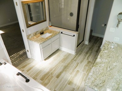 Nice family home, move in ready, master bedroom on lower floor - photo 26