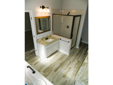 Nice family home, move in ready, master bedroom on lower floor - photo 27