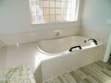 Nice family home, move in ready, master bedroom on lower floor - photo 28