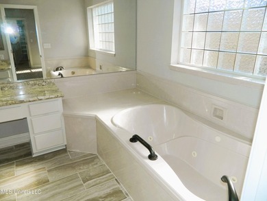 Nice family home, move in ready, master bedroom on lower floor - photo 30